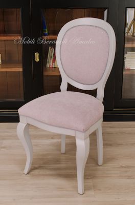 Sedia ispirata allo stile Luigi Filippo con gambe curve e con seduta e schienale imbottiti
